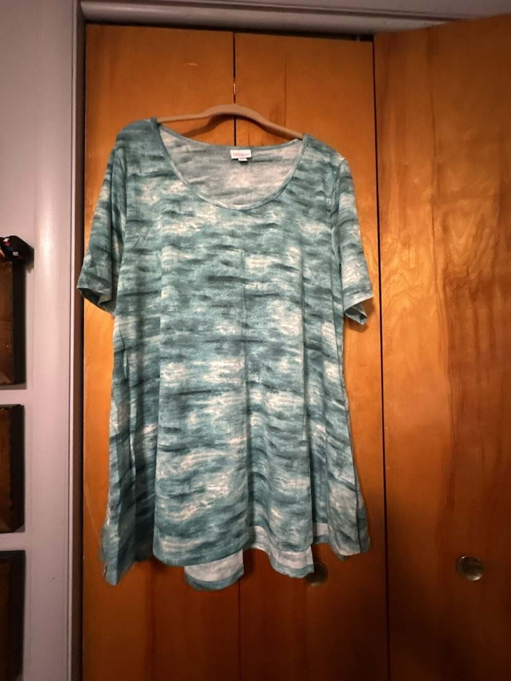 LuLaRoe Classic T-Shirt Size 2XL Teal Green White Abstract Print Top